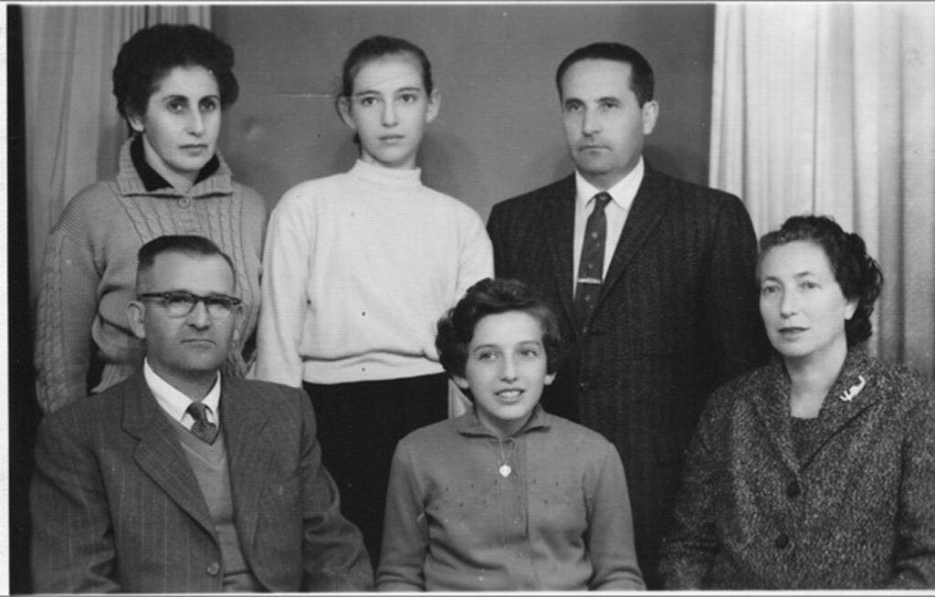 Pirmoje eilėje iš kairės: Aaronas Verbovskis, jo dukra Judith ir jo žmona Miriam. Antroje eilėje iš dešinės: Jakobas Verbovskis, Aarono durka Rachel, Jakobo žmona Pauline. Nuotrauka daryta 7-ojo dešimtmečio pradžioje.