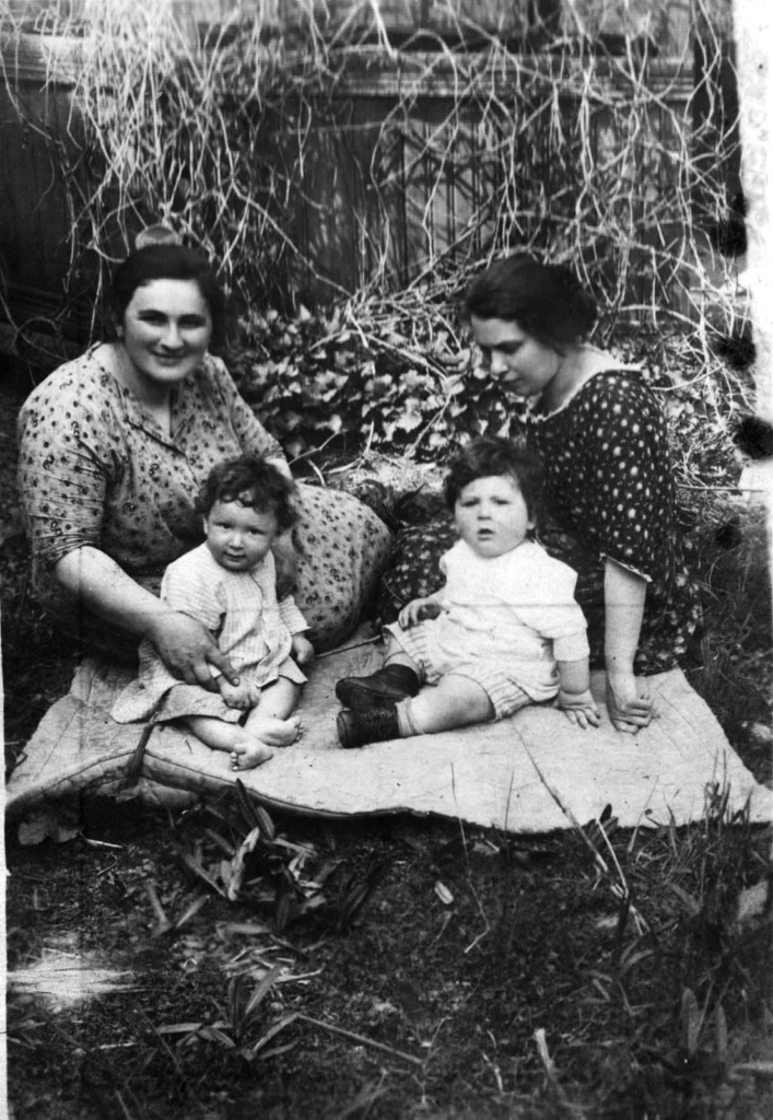 Cvija Kartun (mergautinė pavrdė – Rabinovič) ir Sonia Leibovič su vaikais. Cvija Kartun gimė Papilėje, vėliau gyveno ir žuvo Šiauliuose.