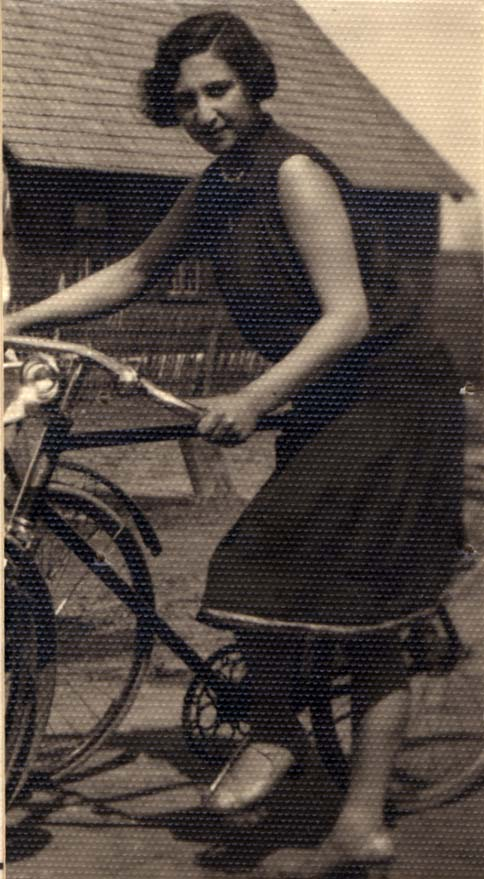 Hanza Kusman, Hindos dukra, gimusi Papilėje 1908 m., vėliau gyvenusi ir 1944 m. žuvusi Kaune.