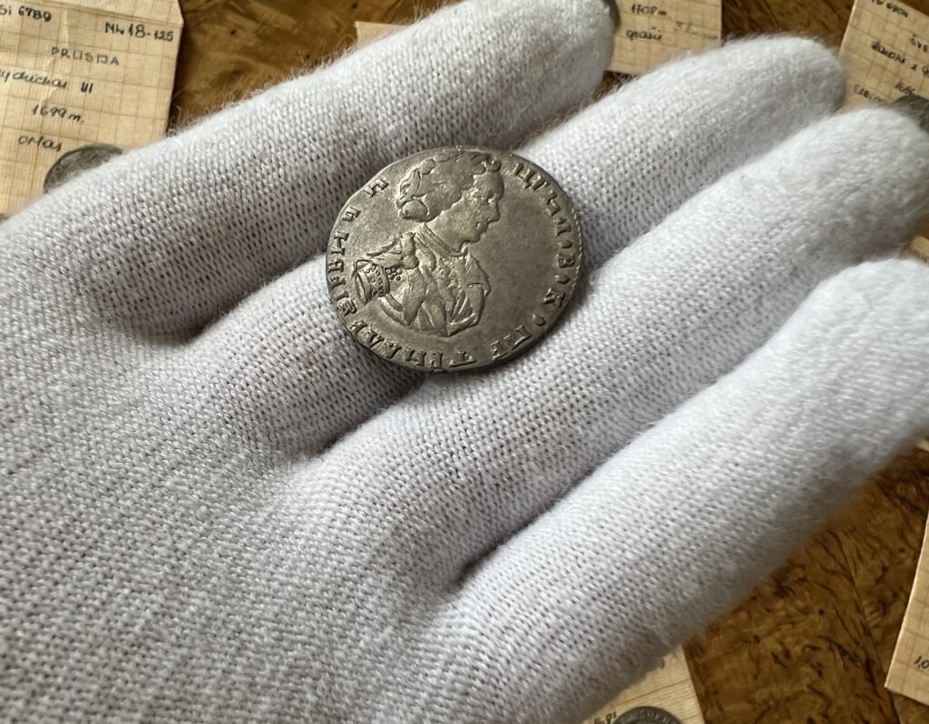 Viena iš rečiausių lobyje monetų - tai Rusijos 1707 metų Petro I ortas